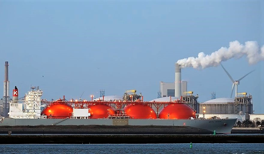 Masívne budovanie LNG terminálov v Nemecku vyvoláva pochybnosti o nadbytočnej kapacite